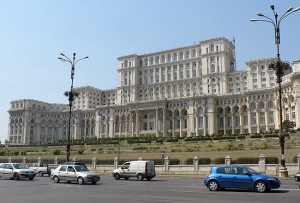 Ceausescun tasavallan palatsi. 1100 huonetta, 330.000 neliömetriä, 12 kerrosta maan päällä, kuusi maan alla...