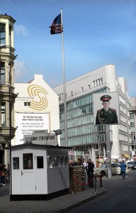 Checkpoint Charlie. Tarkastusasema, länsi- ja Itä-Berliinin välillä.