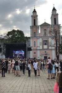 Koulujen alkamispäivän konsertti Kaunasin vanhassa kaupungissa.